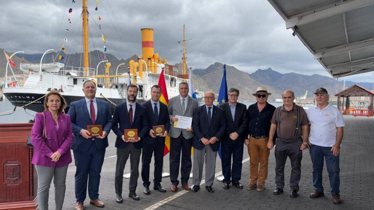 Entrega oficial del Certificado de Cumplimiento al 'Correíllo La Palma'.