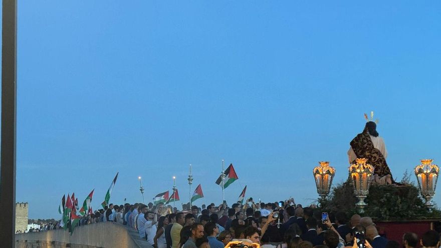Una manifestación propalestina y un traslado religioso coinciden en el Puente Romano
