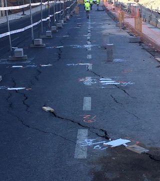 Avenida Mencey, en Mogán, con numerosas grietas producidas por un derrumbe debido a unas obras.