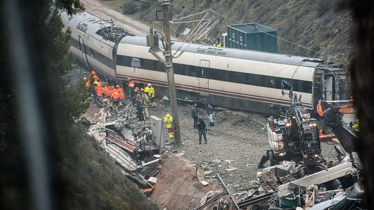 Las gruas siguen trabajando en los vagones del Alvia siniestrado