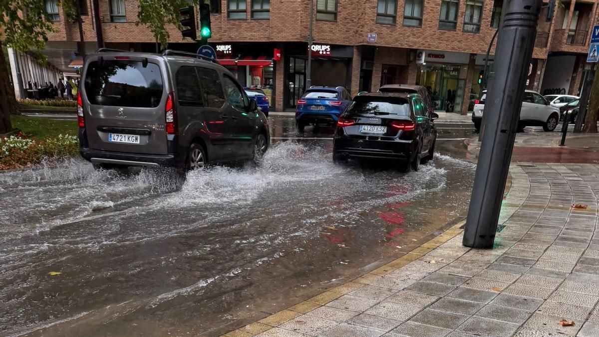 SOS Rioja gestiona 14 incidencias en Logroño tras la tormenta: balsas de agua, inundaciones de calles y árboles caídos