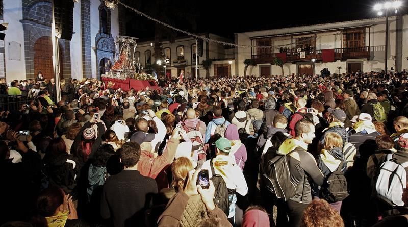 Salida de la Virgen del Pino de su Basílica en Teror para encaminarse a Las Palmas de Gran Canaria, en la 51 "bajada" que realiza, un acontecimiento religioso que no se producía desde hace 14 años y que ha reunido a miles de personas en la villa mariana para acompañar a la imagen durante el trayecto. EFE/Elvira Urquijo A.
