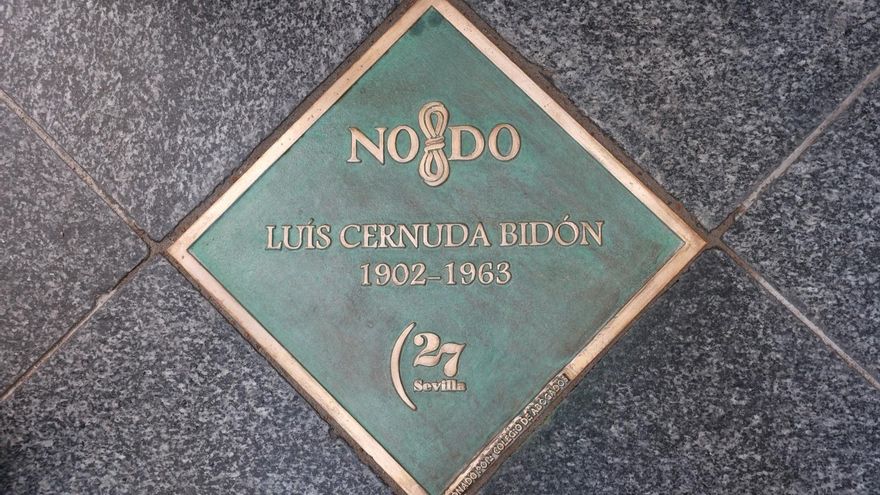 Luis Cernuda ya tiene su placa en el Paseo de los Poetas de la Generación del 27