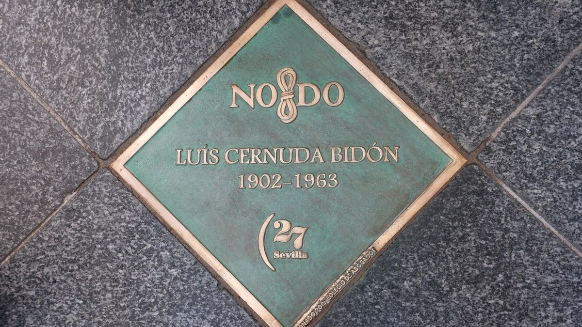 Luis Cernuda ya tiene su placa en el Paseo de los Poetas de la Generación del 27