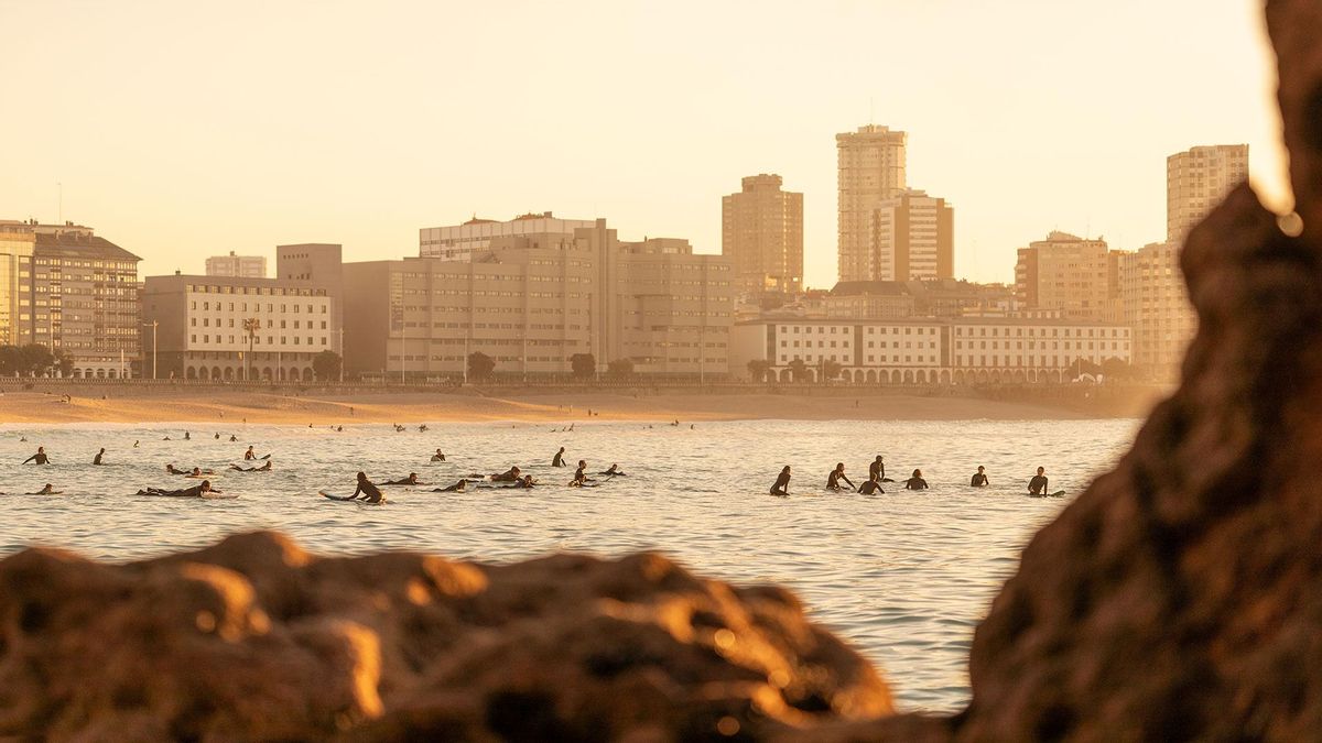 Portada Especial A Coruña | Deporte y naturaleza | Naturaleza que es vida; vida que es deporte (surfers)