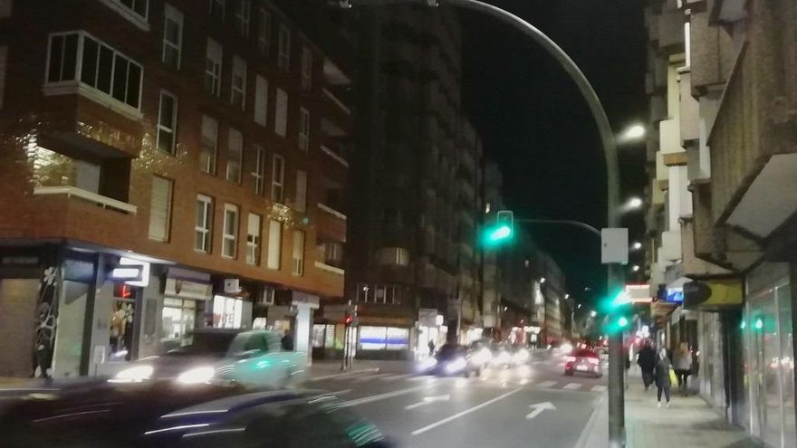 Uno de los tres nuevos foto-rojo instalados, en este caso en Alcalde Miguel Castaño en la intersección con López de Fenar, dirección hacia San Francisco y el centro.