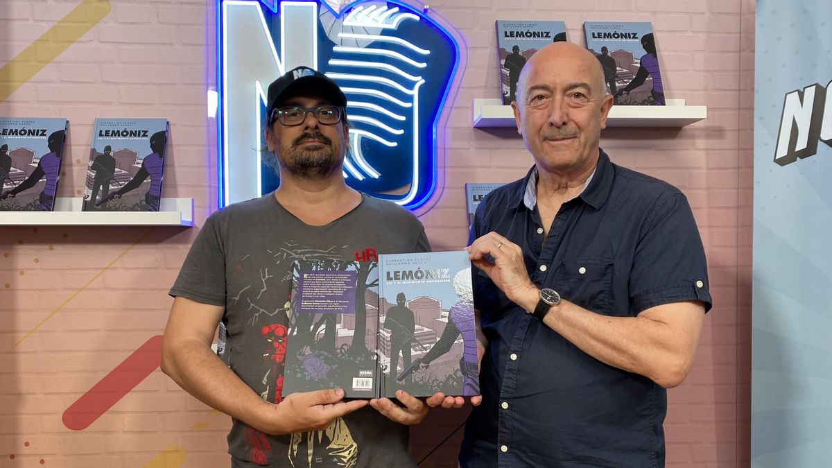 Guillermo Sanna y Florentino Flórez posan con el cómic