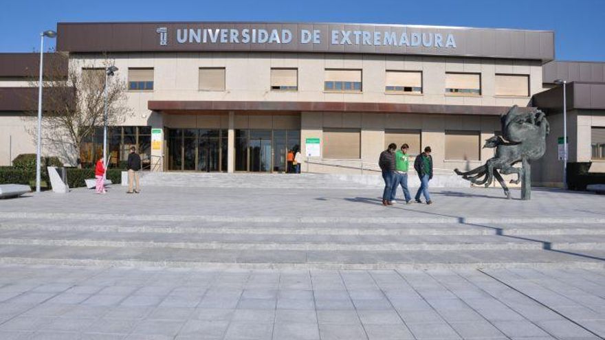 PP y Vox suprimen el límite de renta en las becas universitarias de Extremadura y aprueban 200 euros al mes para niños en guarderías privadas