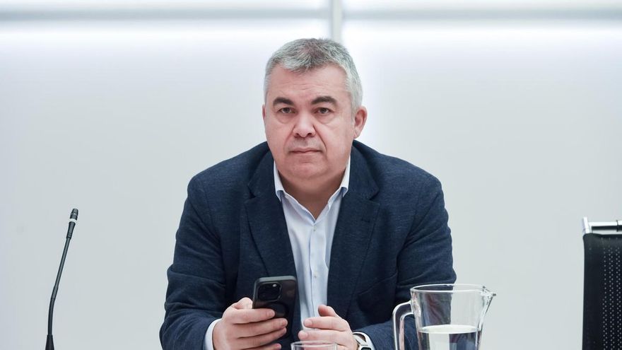 Archivo - El secretario de Organización del PSOE, Santos Cerdán, durante la reunión de la Comisión Ejecutiva Federal, en la sede del partido, a 5 de febrero de 2024, en Madrid (España). El PSOE inicia con esta reunión, a la que ha asistido una representac