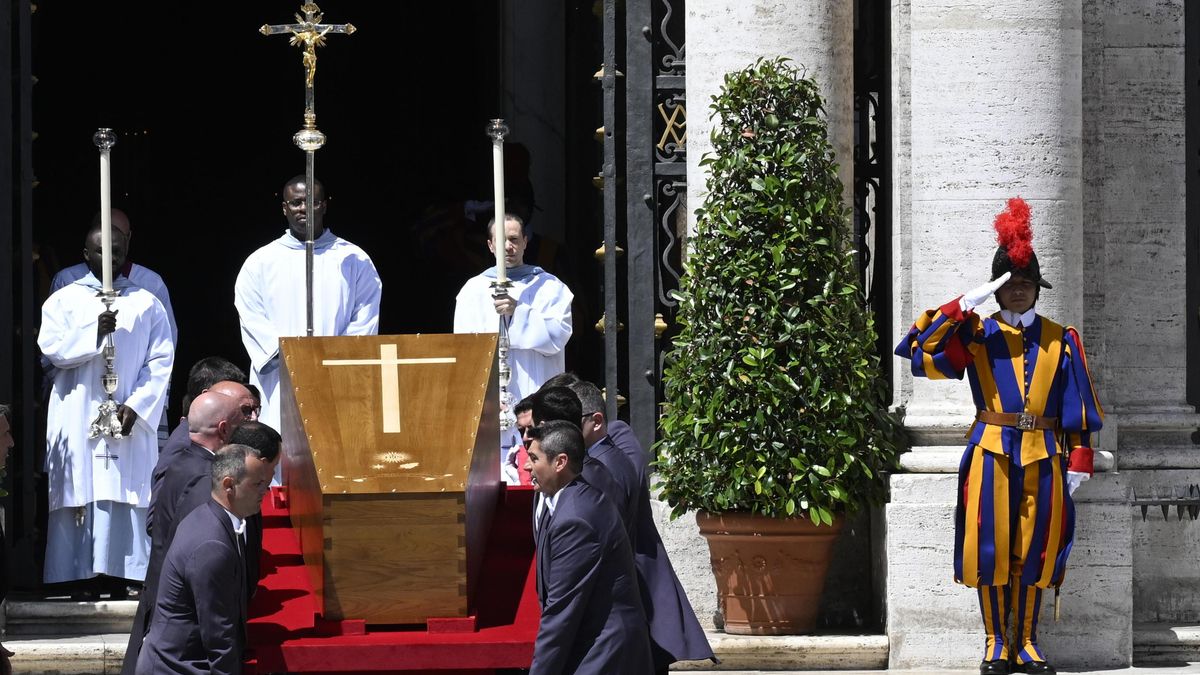 El féretro entra en Santa María la Mayor, donde Francisco ha sido enterrado en la Capilla Paolina. La tumba es sencilla, en la tierra, con una lápida de mármol blanco con la inscripción 'Franciscus'.