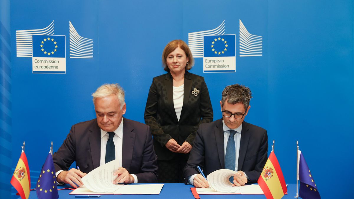 El vicesecretario de Institucional del PP, Esteban González Pons y el ministro de Presidencia, Justicia y Relaciones con las Cortes, Félix Bolaños, durante la firma del acuerdo para la renovación del CGPJ, a 25 de junio de 2024, en Bruselas (Bélgica).