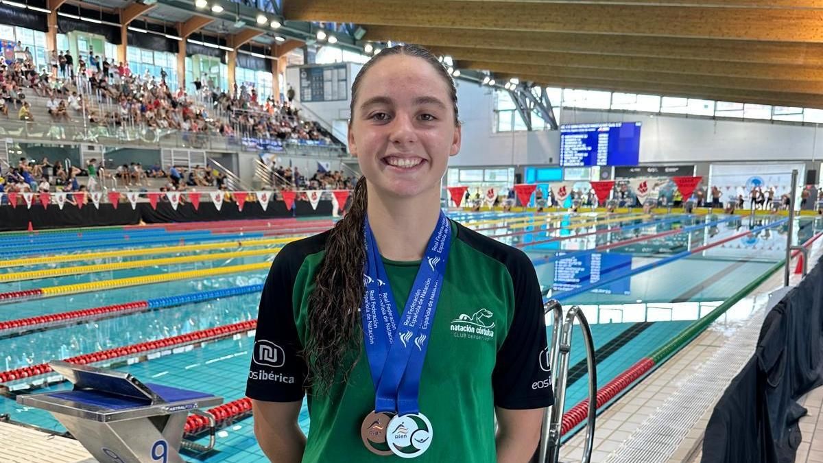 Helena Castillo, con las medallas logradas en Sabadell
