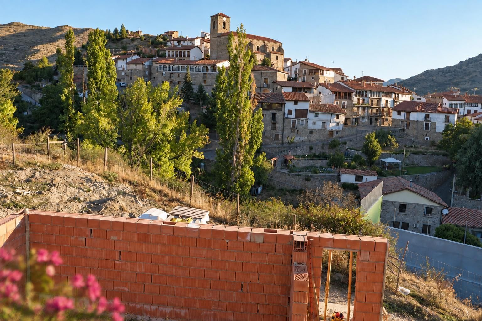 Vista general de Aula Viva y de sus espacios exteriores, integrados en el paisaje y el entorno rural de San Román de Cameros