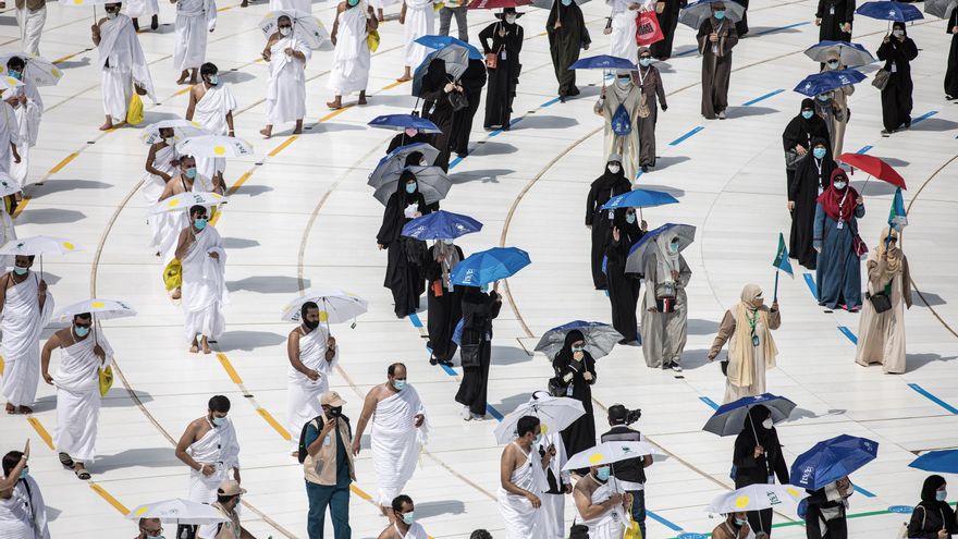 Peregrinos circulan alrededor de la Kaaba, el santuario más sagrado del Islam, en el centro de la Gran Mezquita de la ciudad santa de La Meca, al comienzo de la peregrinación anual del Hajj musulmán. Debido a la pandemia mundial de coronavirus, sólo unos pocos miles de musulmanes están autorizados a realizar la peregrinación anual del Hayy musulmán este año, un evento que normalmente atraería a más de 2 millones de personas de todo el mundo.