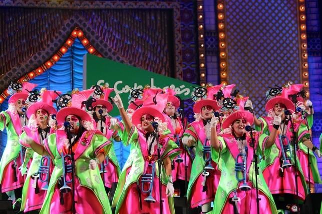 Actuación de 'Las Golisnionas' en la final de murgas 2015. FOTO: Cirenia Vico.