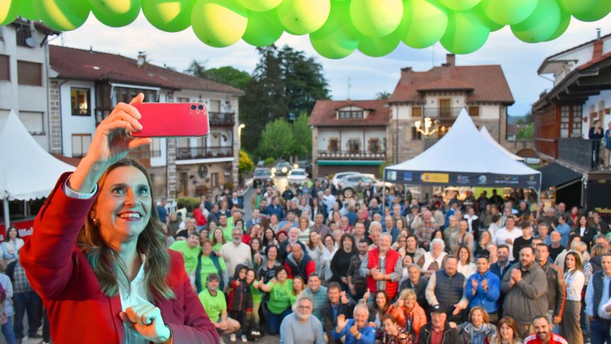 Acto de cierre de campaña de Paula Fernández en Bárcena de Pie de Concha