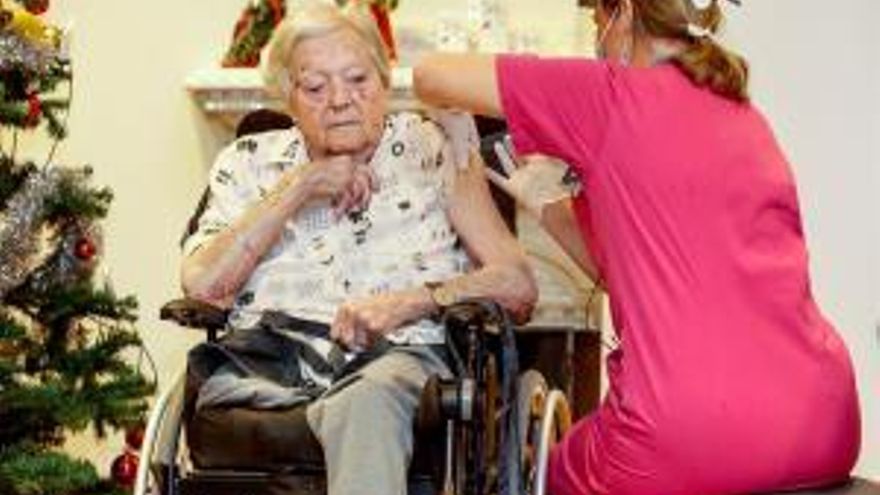 La primera persona vacunada contra la COVID en Suecia