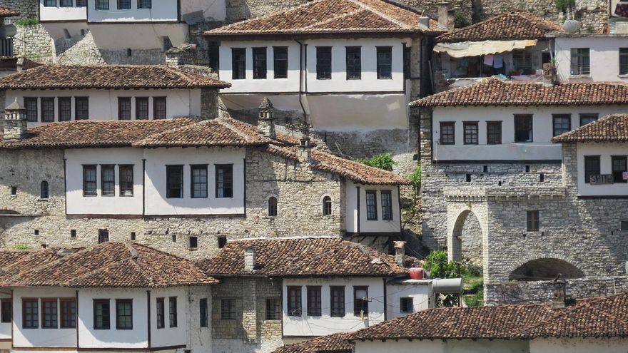 Con 2.400 años de historia, esta ciudad de Albania es conocida como "la de las mil ventanas" por el curioso estilo de sus casas otomanas