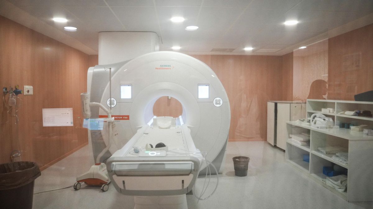 Autoridades andaluzas visitan la nueva resonancia magnética 3T del Hospital Reina Sofía