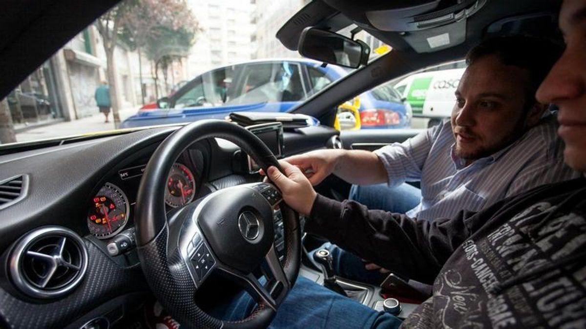 Las autoescuelas de León se manifiestan por la falta de examinadores que ralentiza hasta cuatro meses el práctico