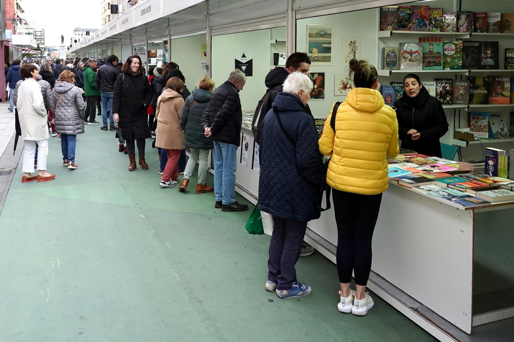 Ambiente en la apertura de la Feria del Libro de León 2024 en Ordoño II.