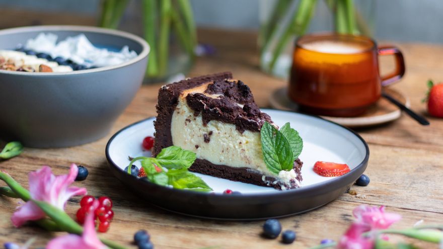 La receta paso a paso para hacer un postre muy fresquito: tarta helada con un toque de chocolate