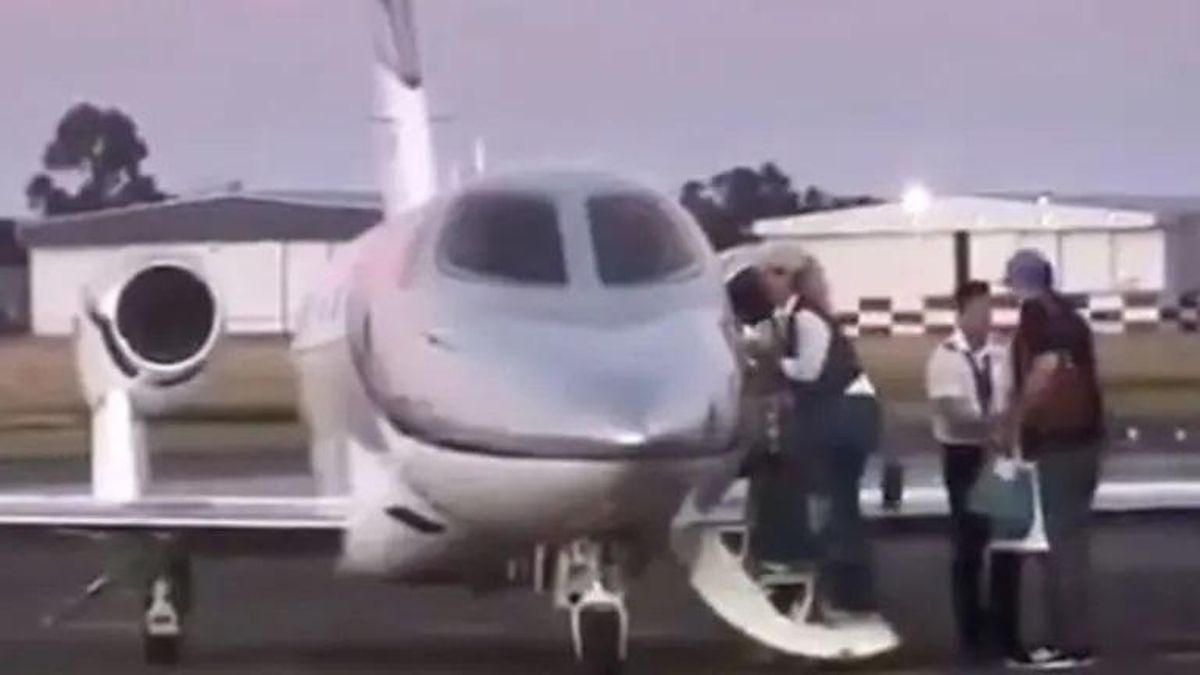 En medio de la polémica, el Gobierno apunta contra una trabajadora aeroportuaria por el video de Manuel Adorni