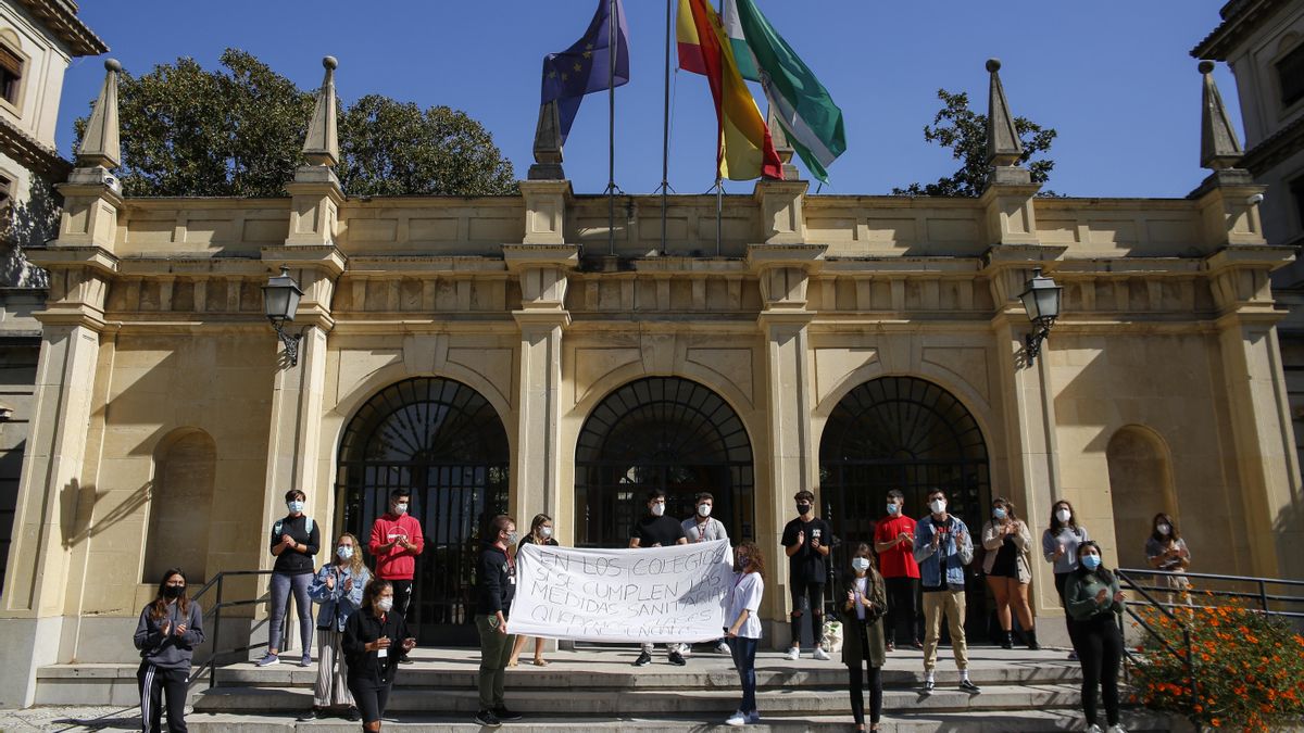 Estudiantes se manifiestan en la Facultad de Empresariales de la Universidad de Granada