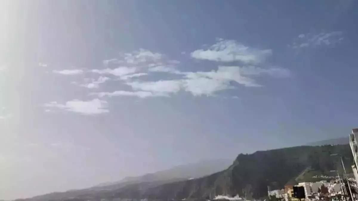 Imagen de archivo de un día poco nuboso con ligera calima en La Palma. Imagen captada desde Santa Cruz de La Palma.