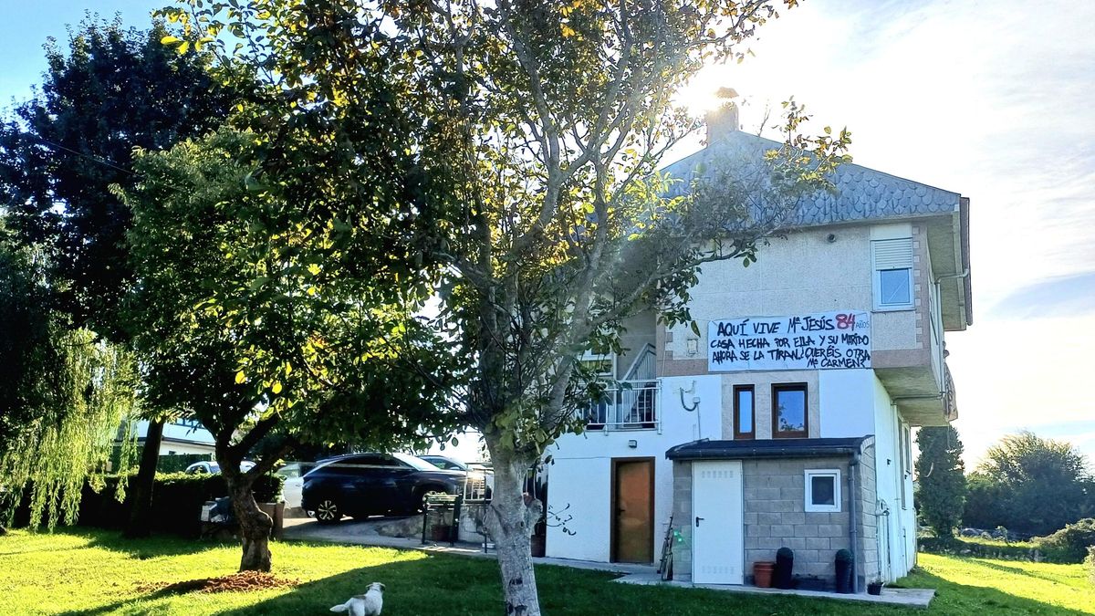 Pancarta reivindicativa en la casa de María Jesús, la vecina de 84 del barrio de Rucandial que se pretende expropiar para hacer 8.000 viviendas de promoción privada en Santander.