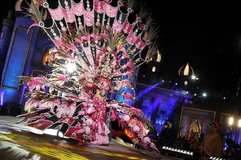 La candidata Begoña Padrón, con la fantasía "Jaque a la reina", durante la gala de elección de la Reina . EFE/Elvira Urquijo A.
