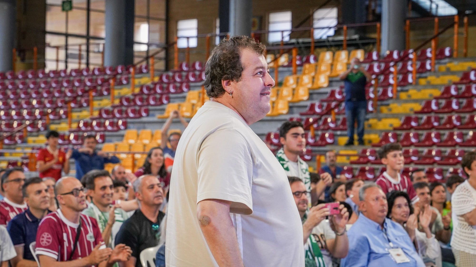 Aficionados del Coto Córdoba celebran frente a la pantalla gigante el ascenso de categoría