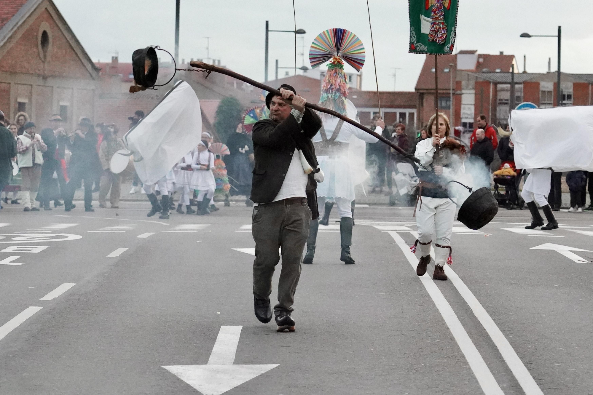 Los antruejos de los pueblos pusieron patas arriba a León capital