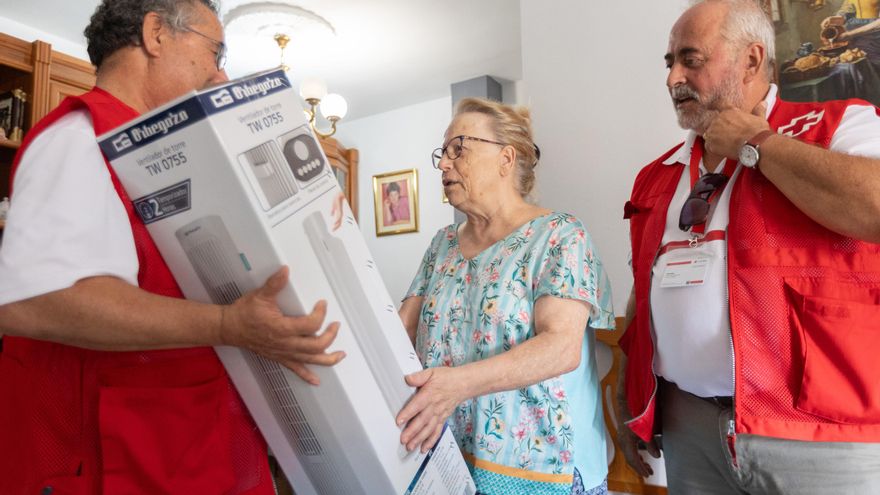 Riesgos, consejos y resignación entre los mayores ante el calor extremo: "A sobrellevarlo como buenamente podamos"
