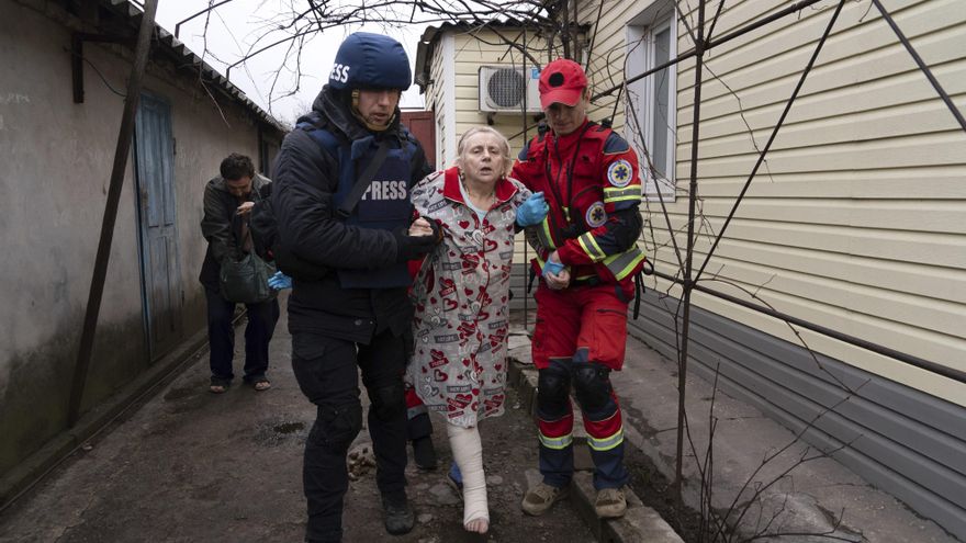 Los periodistas de AP que retrataron la masacre de la maternidad de Mariúpol denuncian que fueron perseguidos por las tropas rusas