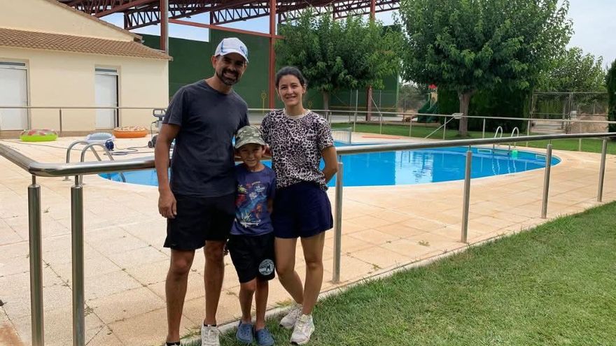 Tres nuevos pobladores escogidos entre 1.500 solicitudes para vivir en Almochuel, un pueblo zaragozano de 22 habitantes