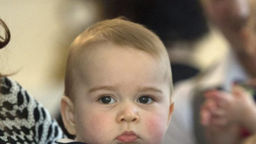 El príncipe Jorge de Inglaterra juega con otros bebés en Nueva Zelanda