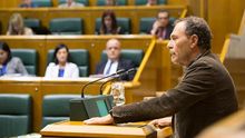 El parlamentario socialista Bixen Itxaso durante un pleno en el Parlamento vasco.