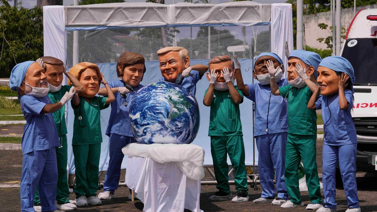 Manifestantes con la imagen de líderes mundiales, incluido el presidente Donald Trump (en el centro), simulan perforar la Tierra durante la Cumbre del Clima COP30 de la ONU, el jueves 20 de noviembre de 2025, en Belém, Brasil. Foto: AP/André Penner