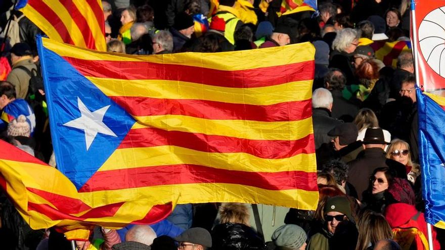 Manifestación convocada por el independentismo, en una movilización unitaria frente al Museo Nacional de Arte de Cataluña contra la cumbre hispanofrancesa este jueves en Barcelona.