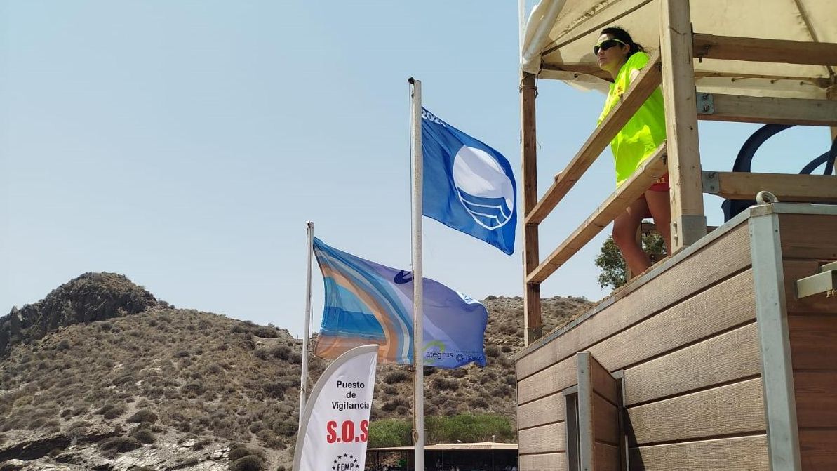 Bandera azul ondeando el pasado verano en una playa de la Región de Murcia.