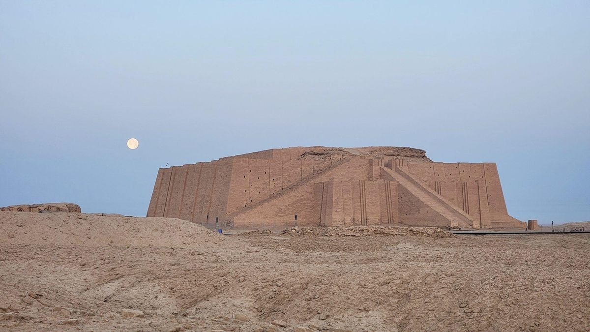 El Gran Zigurat de Ur, dedicado al dios Luna. Los zigurats eran estructuras imponentes típicas de Mesopotamia. Los sumerios creían que los dioses vivían en el templo situado en la cima de los zigurats