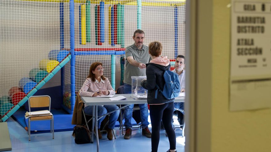 Una persona ejerce su derecho al voto para las elecciones al Parlamento Vasco, este domingo, en un colegio electoral en Bilbao.
