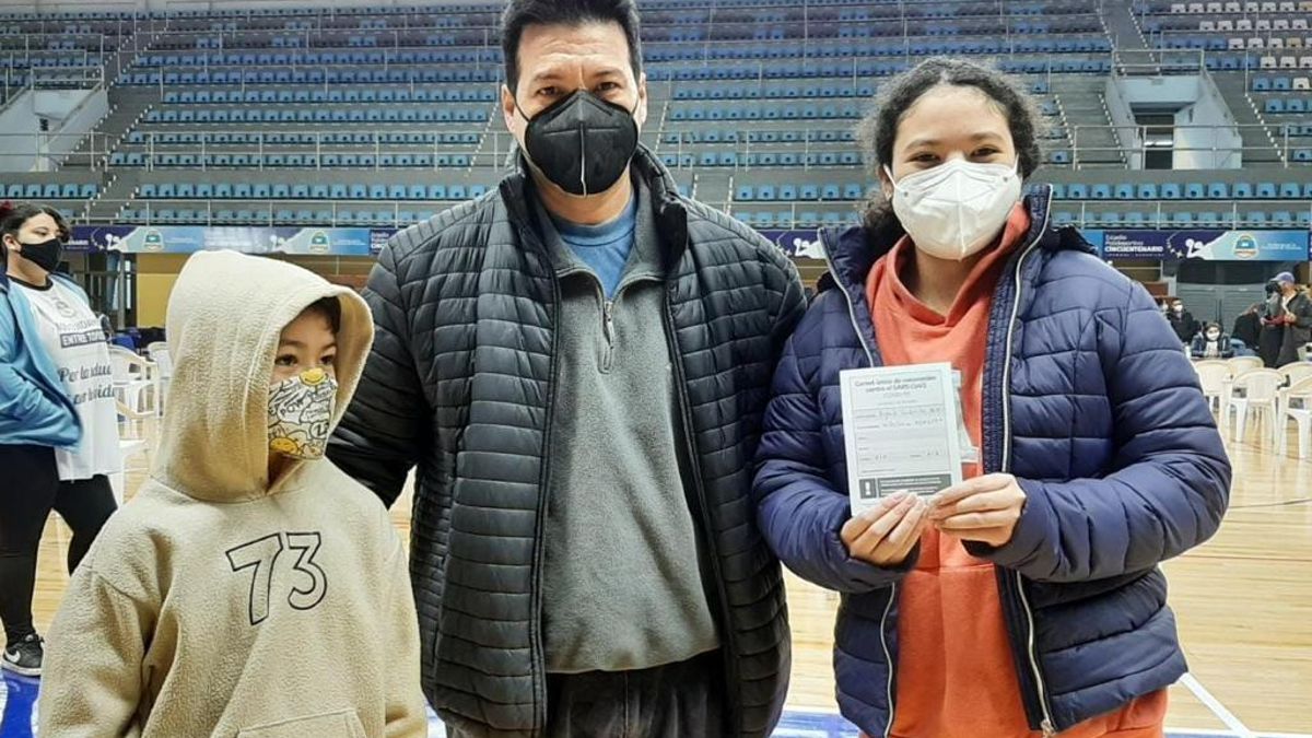 El proceso de vacunación contra el coronavirus a adolescentes entre 12 y 17 años con factores de riesgo y priorizados comenzó en todo el país