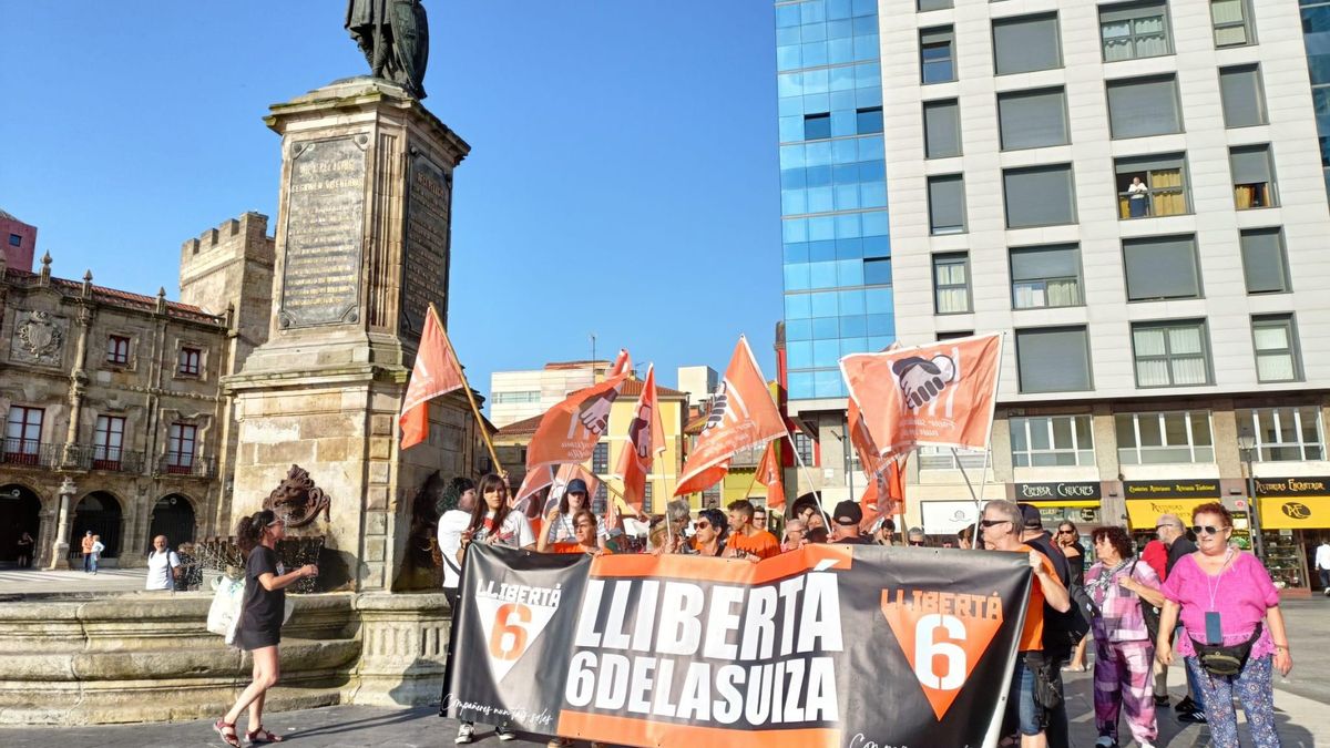 Manifestación de apoyo en Gijón a 'las seis de La Suiza'.