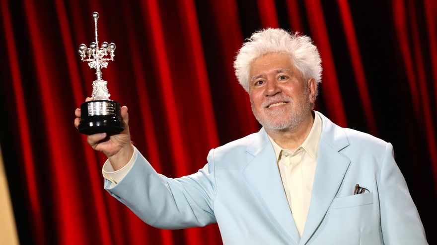 Almodóvar recoge el Premio Donostia advirtiendo de que "no es el fin del camino": "No intuyo otro tipo de vida"