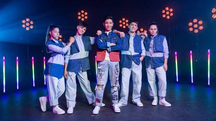 Levi, acompañado de los bailarines del videoclip de 'Reír'