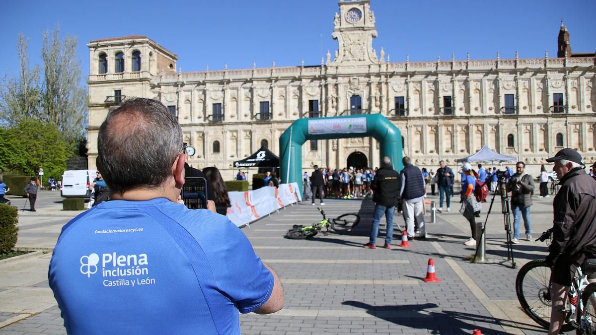 Escasa participación en la carrera y marcha solidarias organizadas por la Juntaen la capital leonesa por el Día de la Comunidad. 