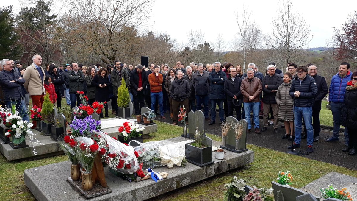 Homenaje del PSE-EE de Gipuzkoa a Froilán Elespe en el cementerio de Lasarte-Oria, en una fotografía de archivo