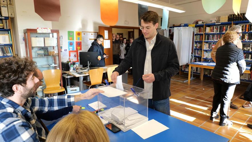 El candidato de Chunta Aragonesista, Jorge Pueyo, ejerce su derecho al voto para las elecciones regionales